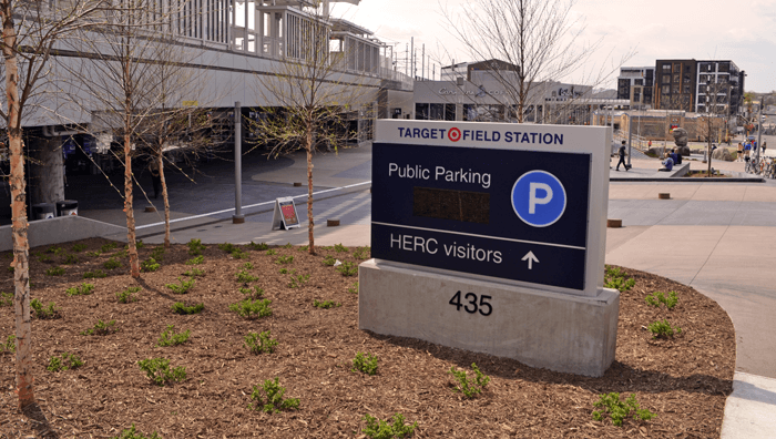 A photo of the sign directing visitors to underground parking.